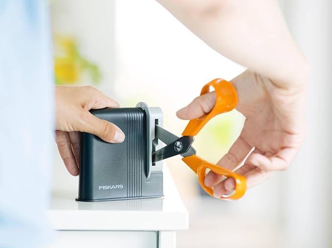 Fiskars Clip-Sharp Scissors Sharpener, Total Length: 4 cm, plastic, 1000812